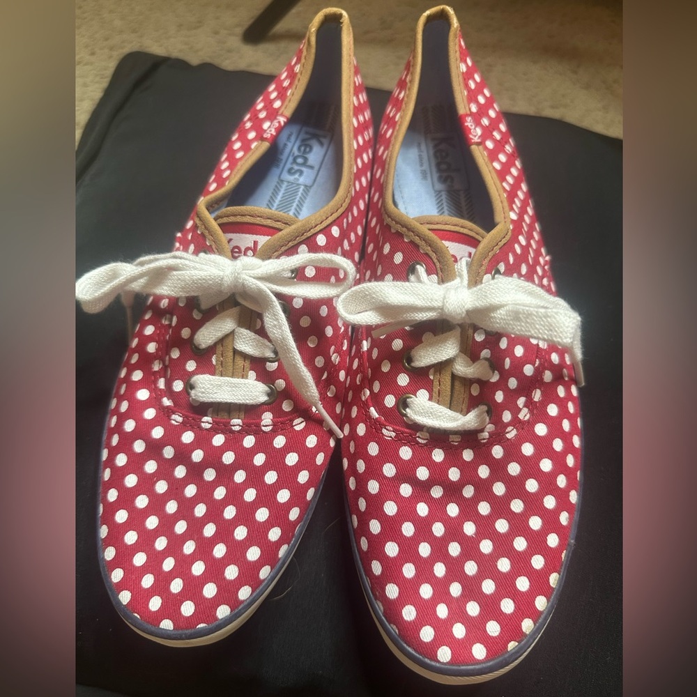 KEDS OLD SKOOL RED w/White POLKA DOTS 
Lace up Excellent Condition 10 US 41 EUR